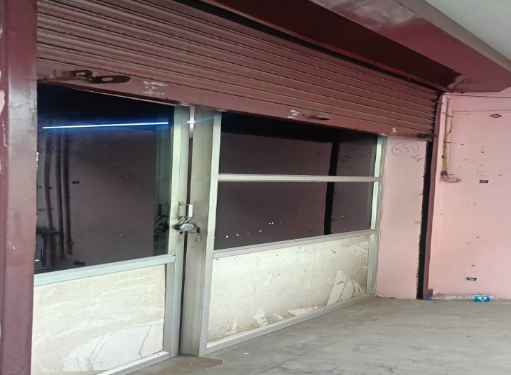 100 Sq.Ft,  Commercial Shops